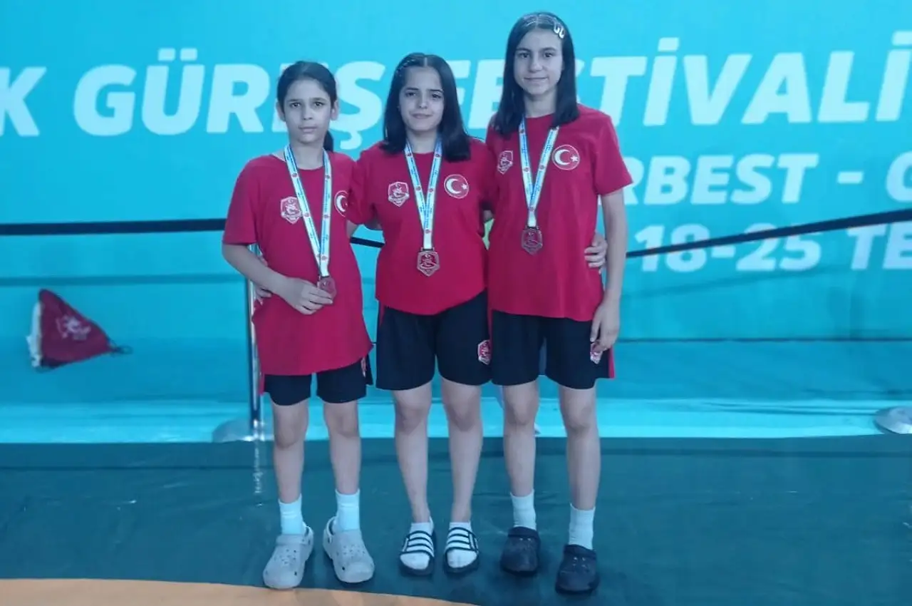 Siirtli GençGüreşçi Kızlar Elif Tuncar Ve Melek Erdoğan Türkiye Şampiyonası'ndan Madalyayla Döndü