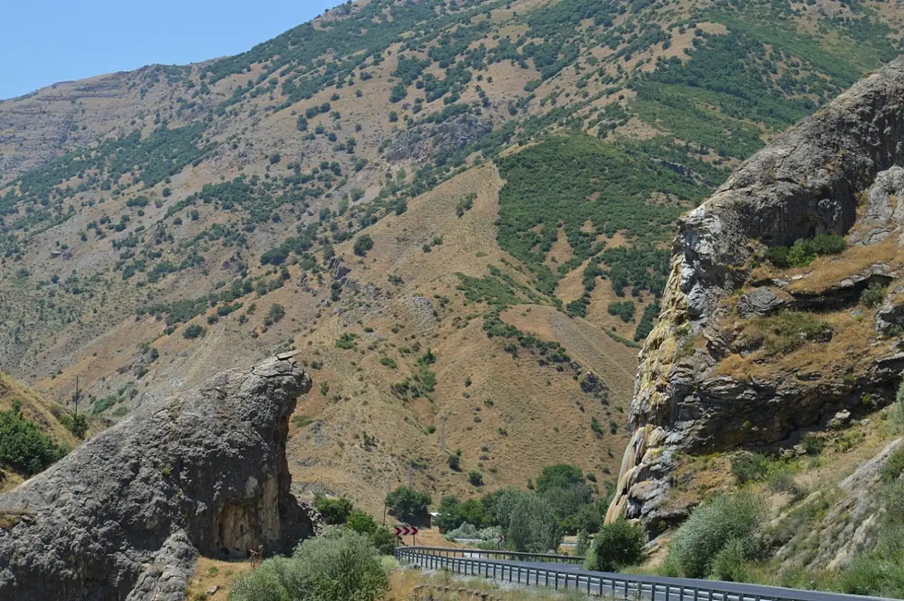 Siirt Bitlis arasındaki Delikli Taş - Qewire Kul