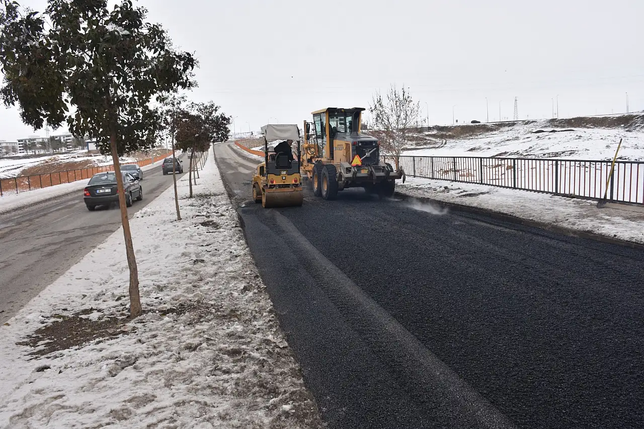 Siirt Belediyesi ulaşım güvenliği için asfalt onarımı yaptı