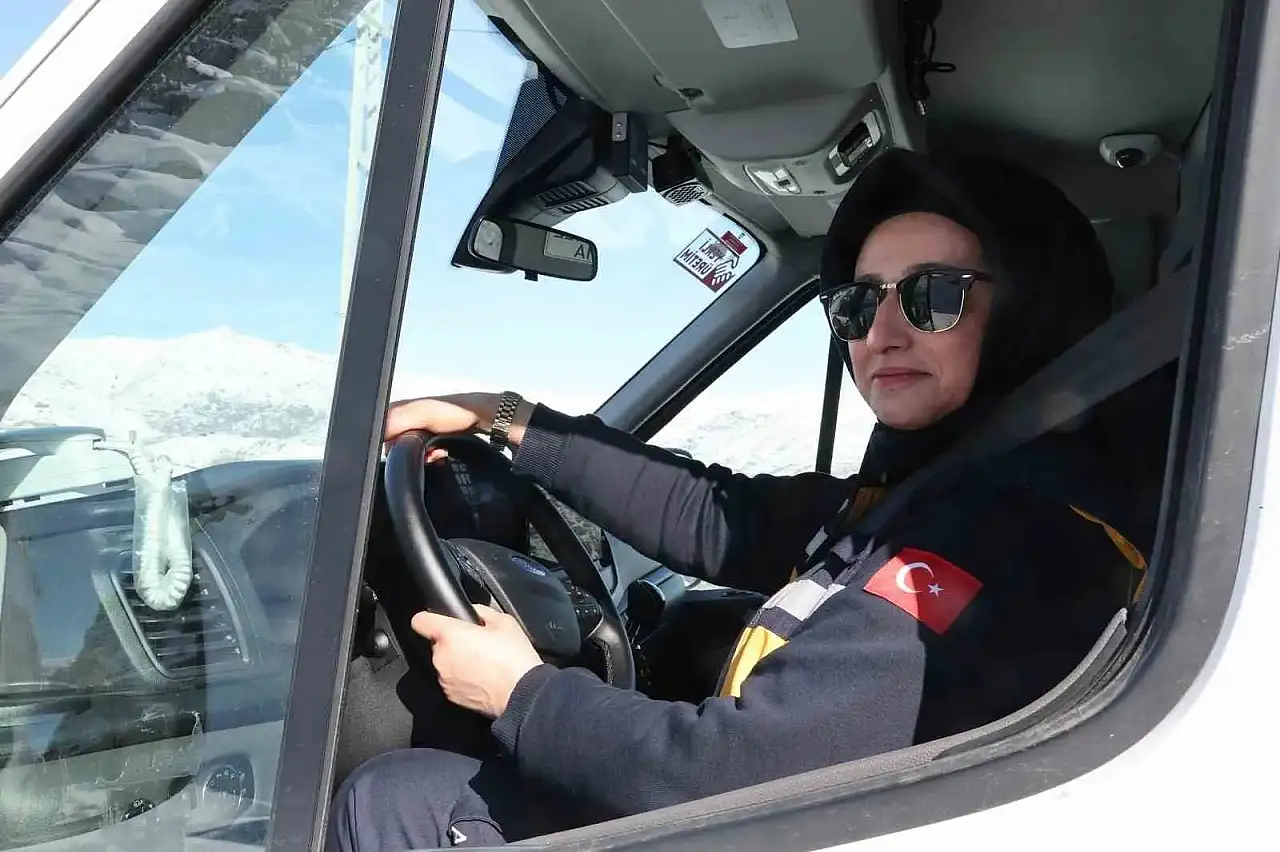 iSirt'in Tek Kadın Ambulans Şoförü Keskin Virajlarda Hayat Kurtarıyor