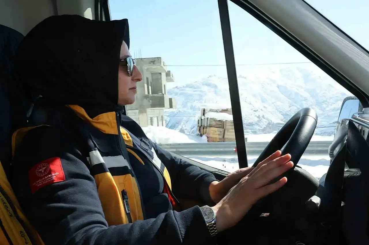 iSirt'in Tek Kadın Ambulans Şoförü Keskin Virajlarda Hayat Kurtarıyor