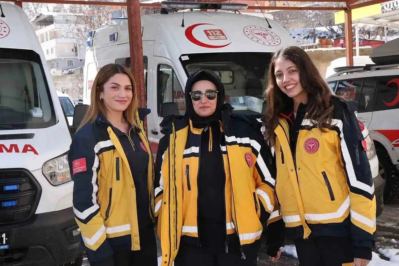 iSirt'in Tek Kadın Ambulans Şoförü Keskin Virajlarda Hayat Kurtarıyor