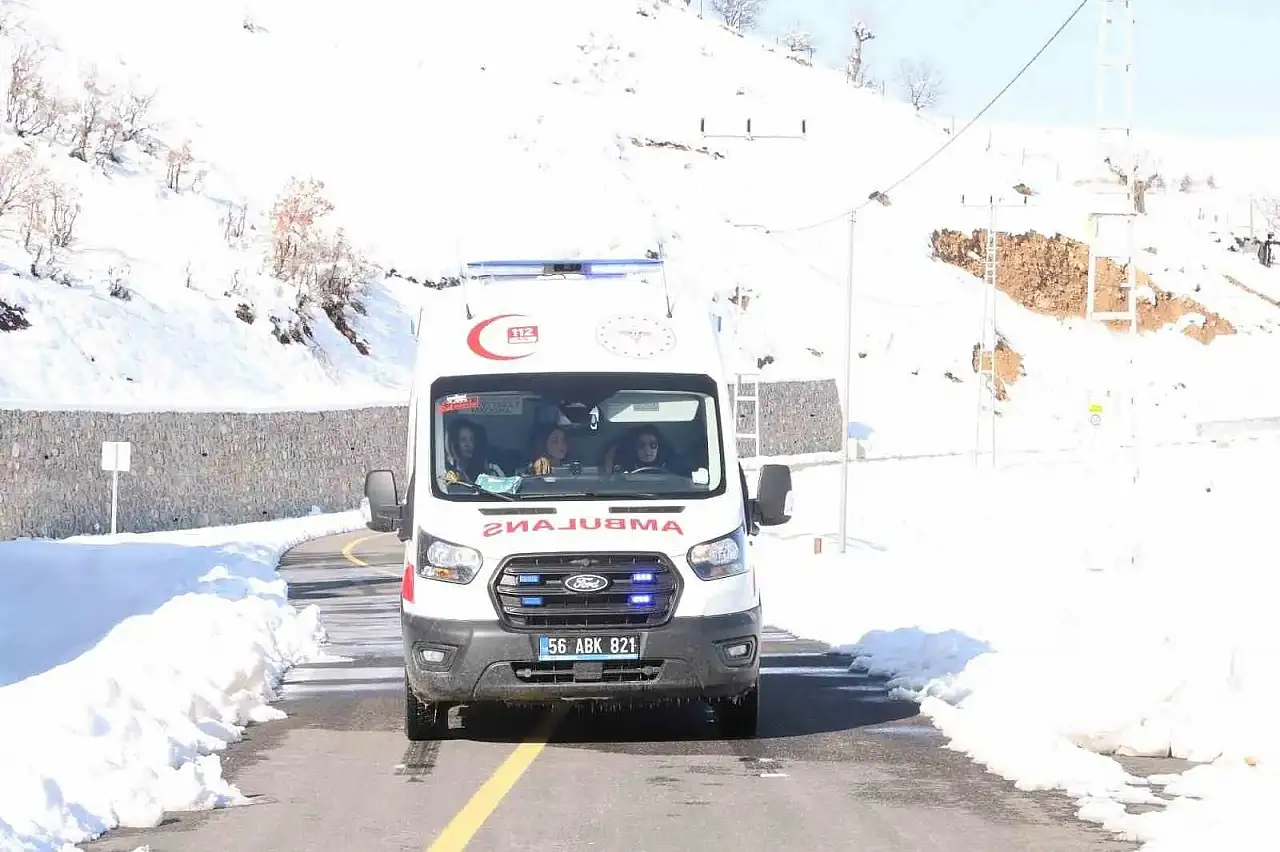 iSirt'in Tek Kadın Ambulans Şoförü Keskin Virajlarda Hayat Kurtarıyor