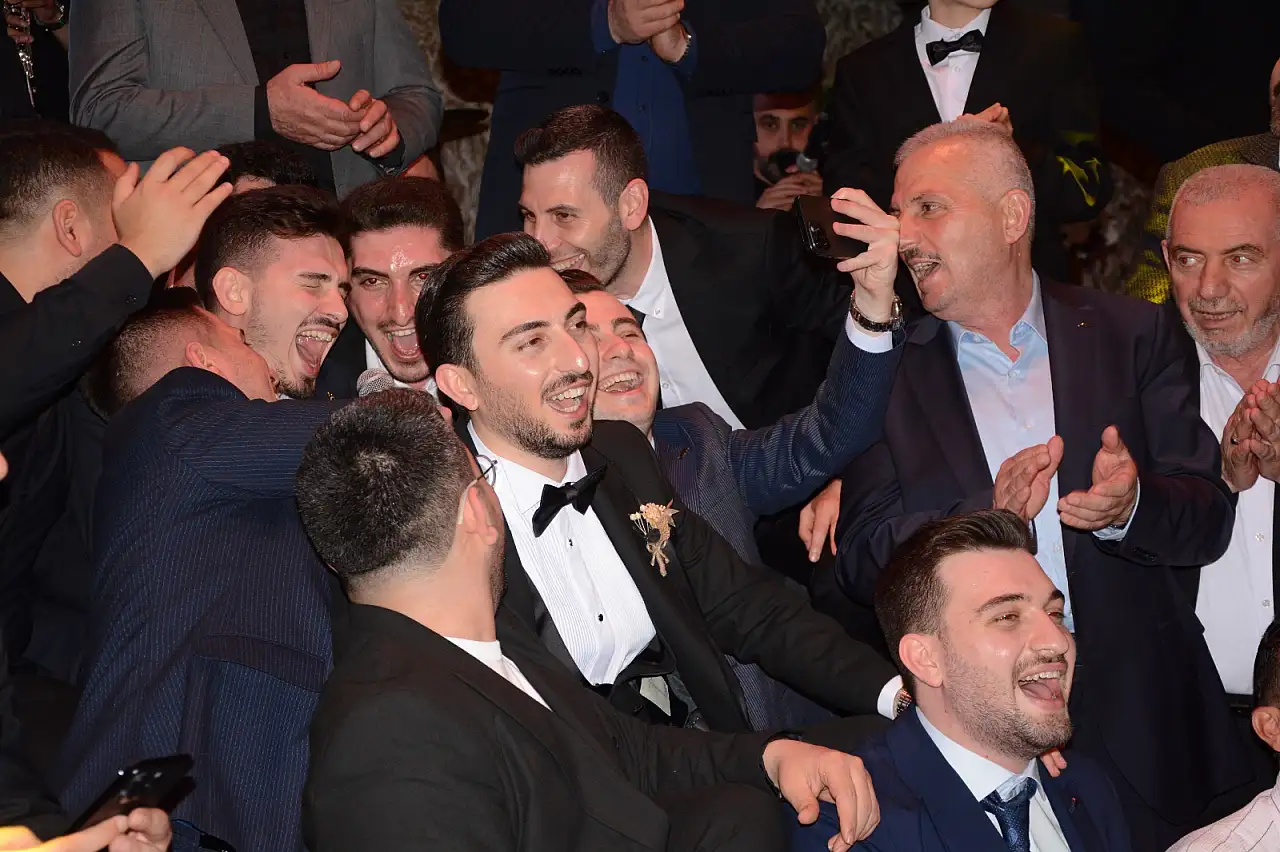 Siirt'te Görkemli Düğün: Yalsız ve İlçin Ailelerinin Mutlu Günü