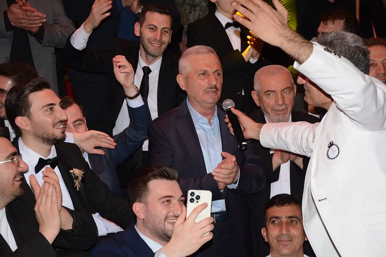 Siirt'te Görkemli Düğün: Yalsız ve İlçin Ailelerinin Mutlu Günü