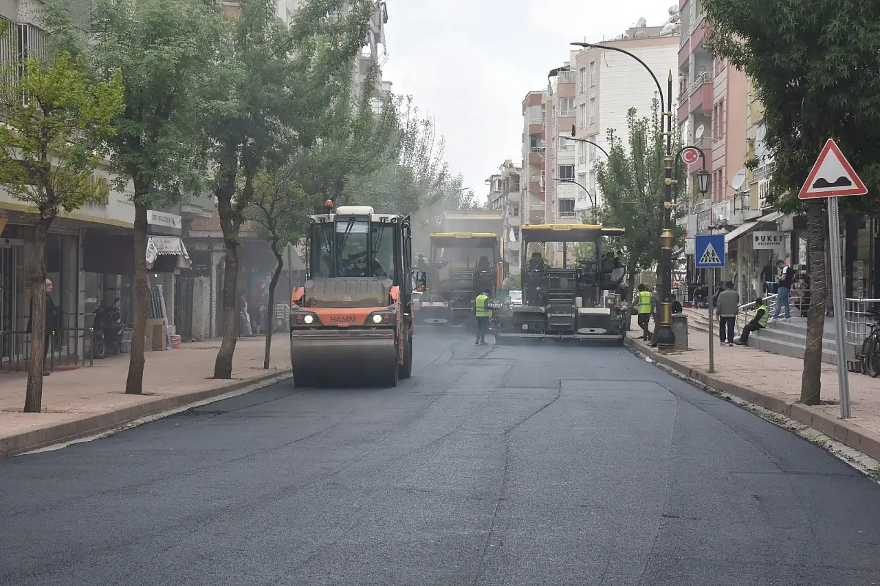 Siirt'te Bahçelievler'de 1000 metrelik yol asfaltlandı: Çalışmalar kent genelinde sürüyor