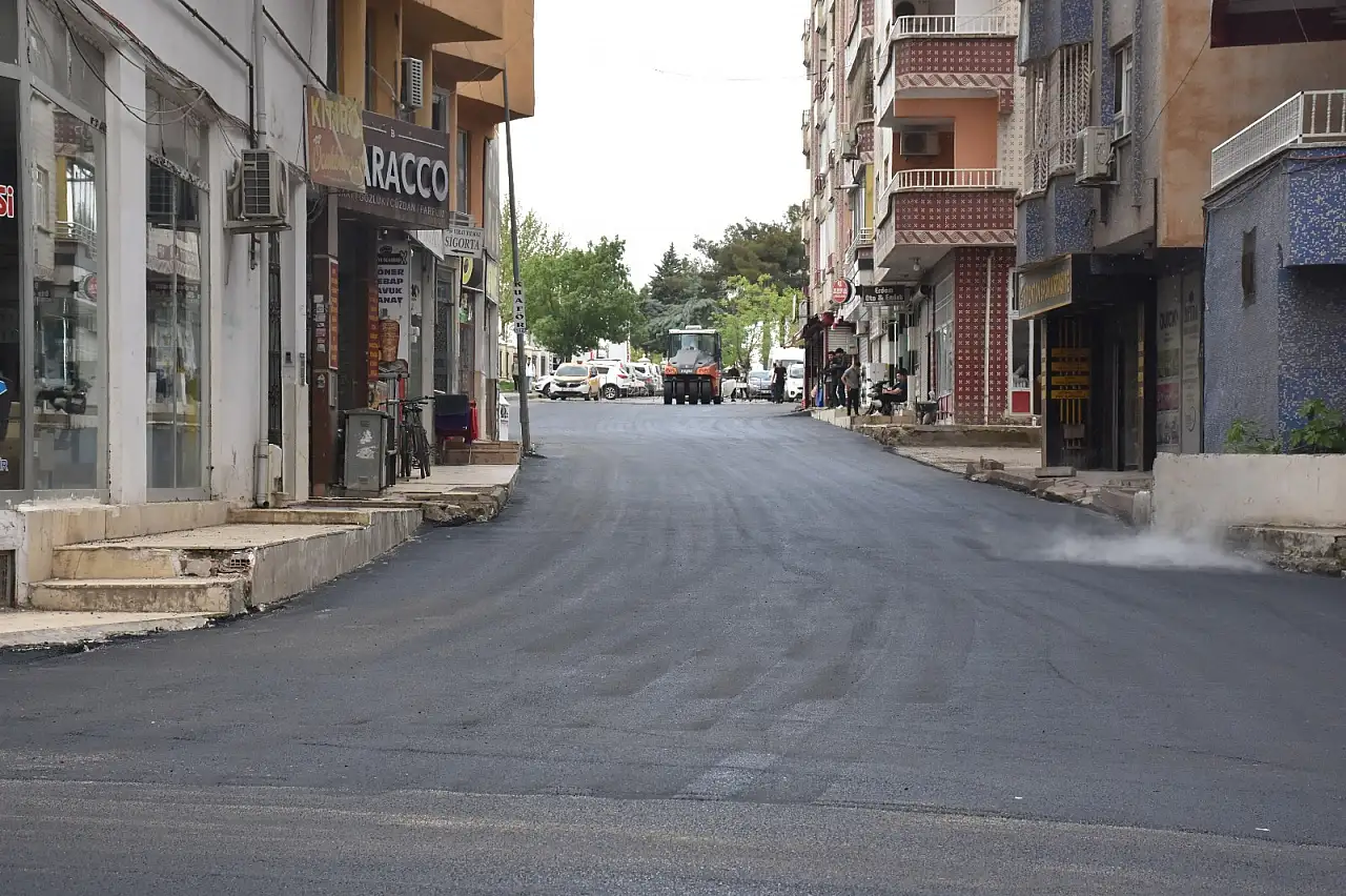 Siirt'te Bahçelievler'de 1000 metrelik yol asfaltlandı: Çalışmalar kent genelinde sürüyor