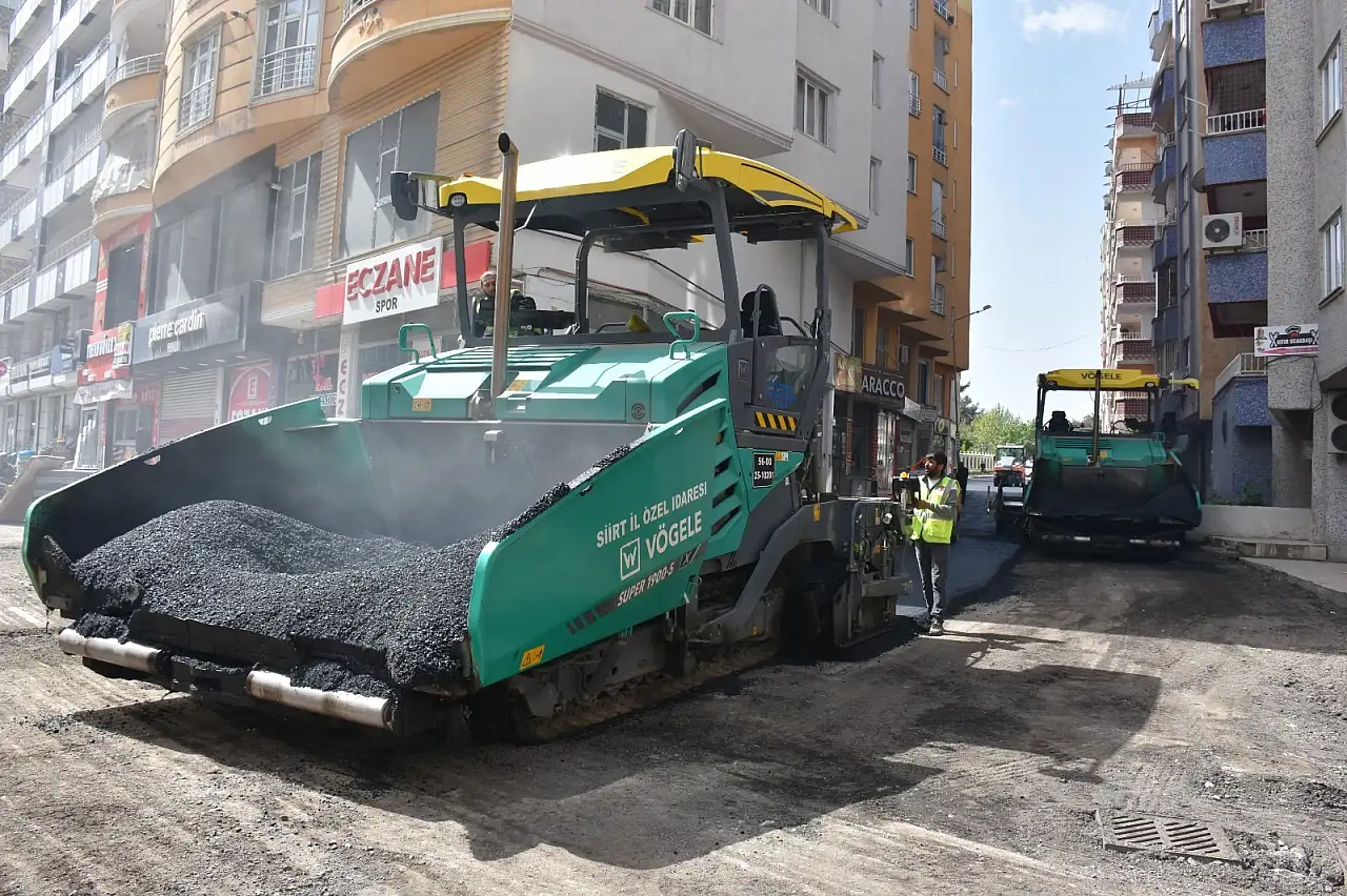 Siirt'te Bahçelievler'de 1000 metrelik yol asfaltlandı: Çalışmalar kent genelinde sürüyor