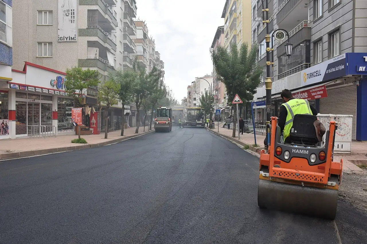Siirt'te Bahçelievler'de 1000 metrelik yol asfaltlandı: Çalışmalar kent genelinde sürüyor