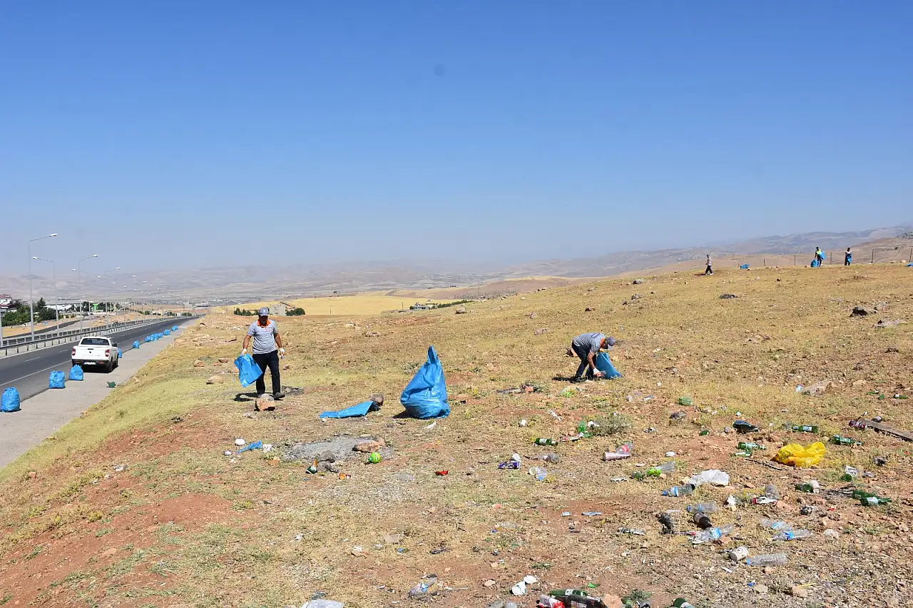 Siirtlilerin Akşam Vakti Dinlenip Çöp Alanına Çevirdiği Çevre Yolu Temizlendi