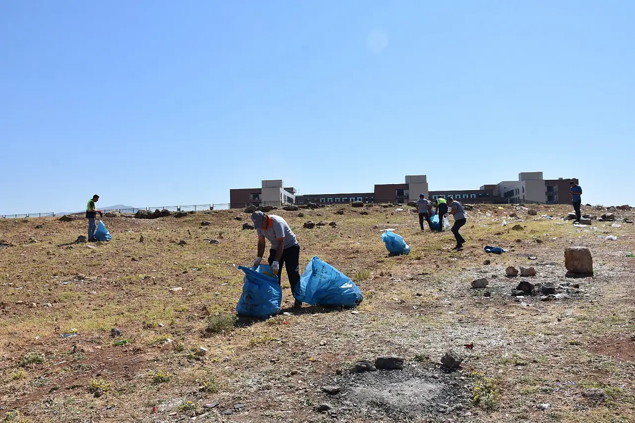 Siirtlilerin Akşam Vakti Dinlenip Çöp Alanına Çevirdiği Çevre Yolu Temizlendi