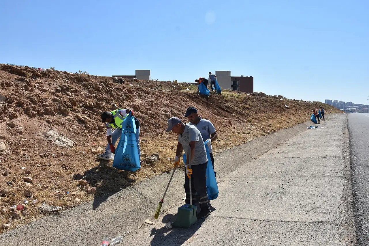 Siirtlilerin Akşam Vakti Dinlenip Çöp Alanına Çevirdiği Çevre Yolu Temizlendi
