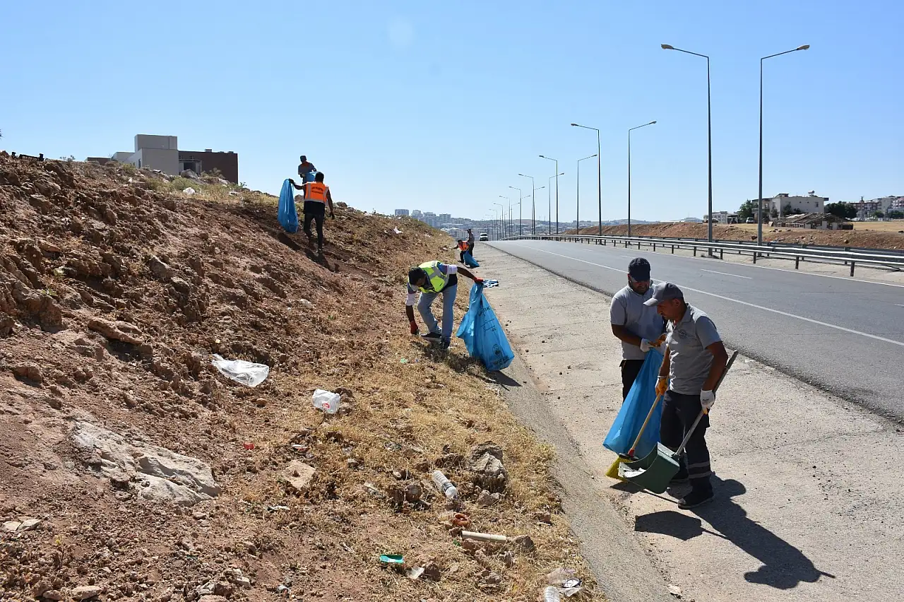 Siirtlilerin Akşam Vakti Dinlenip Çöp Alanına Çevirdiği Çevre Yolu Temizlendi