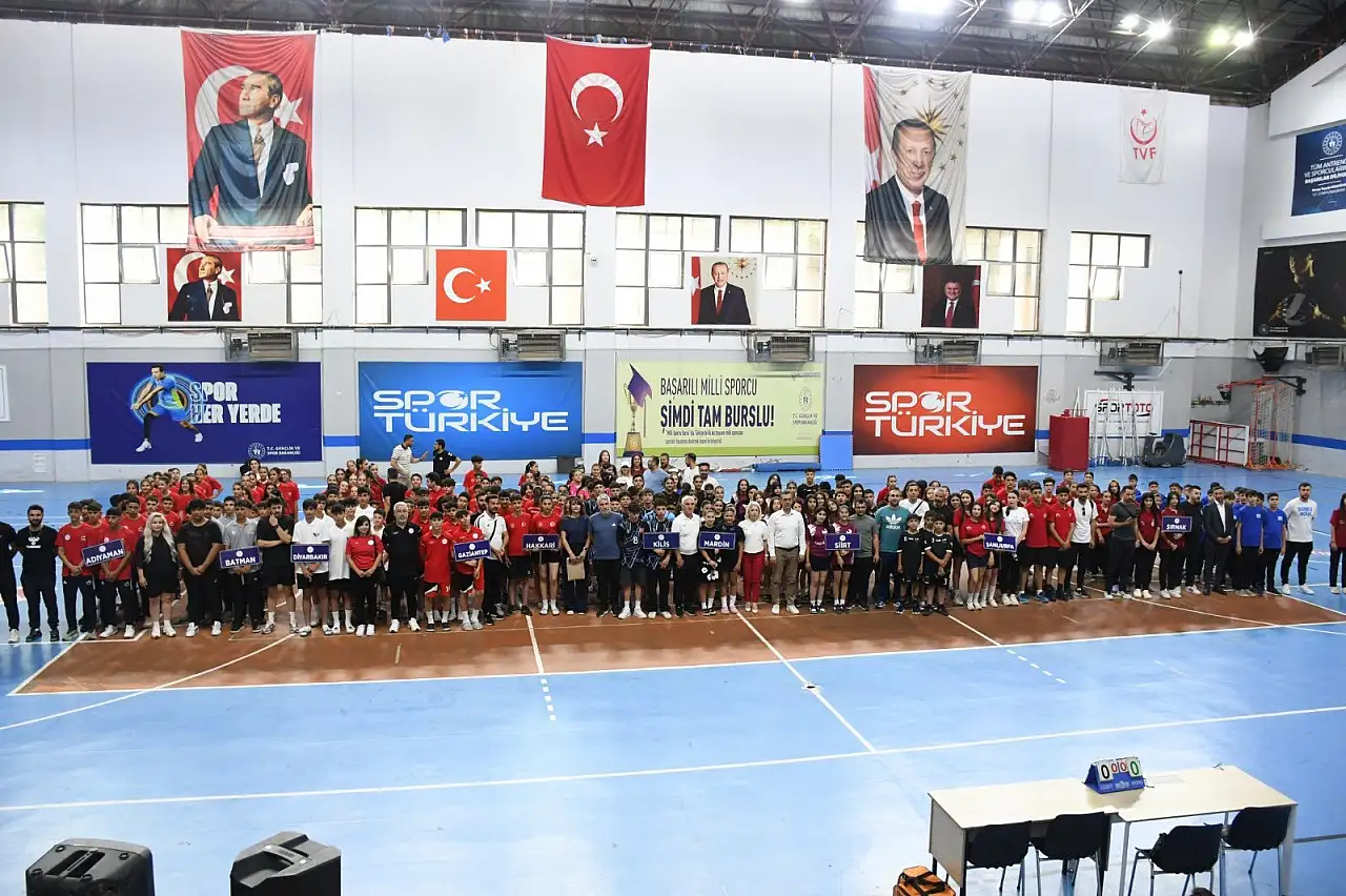 Siirt ANALİG Voleybol Takımı Bölge Şampiyonası İçin Şırnak'ta Sahaya Çıktı