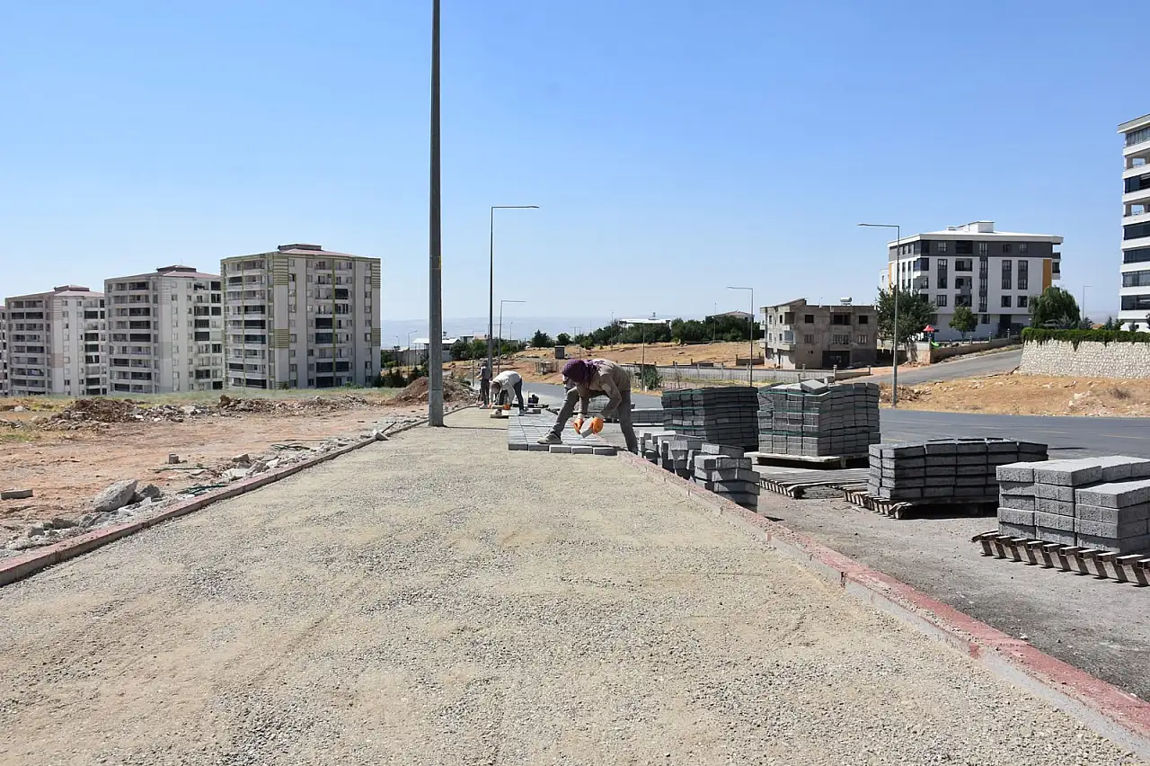 Siirt'te Kaldırım Yenileme Çalışmaları Veysel Karani Mahallesi'nde Sürüyor