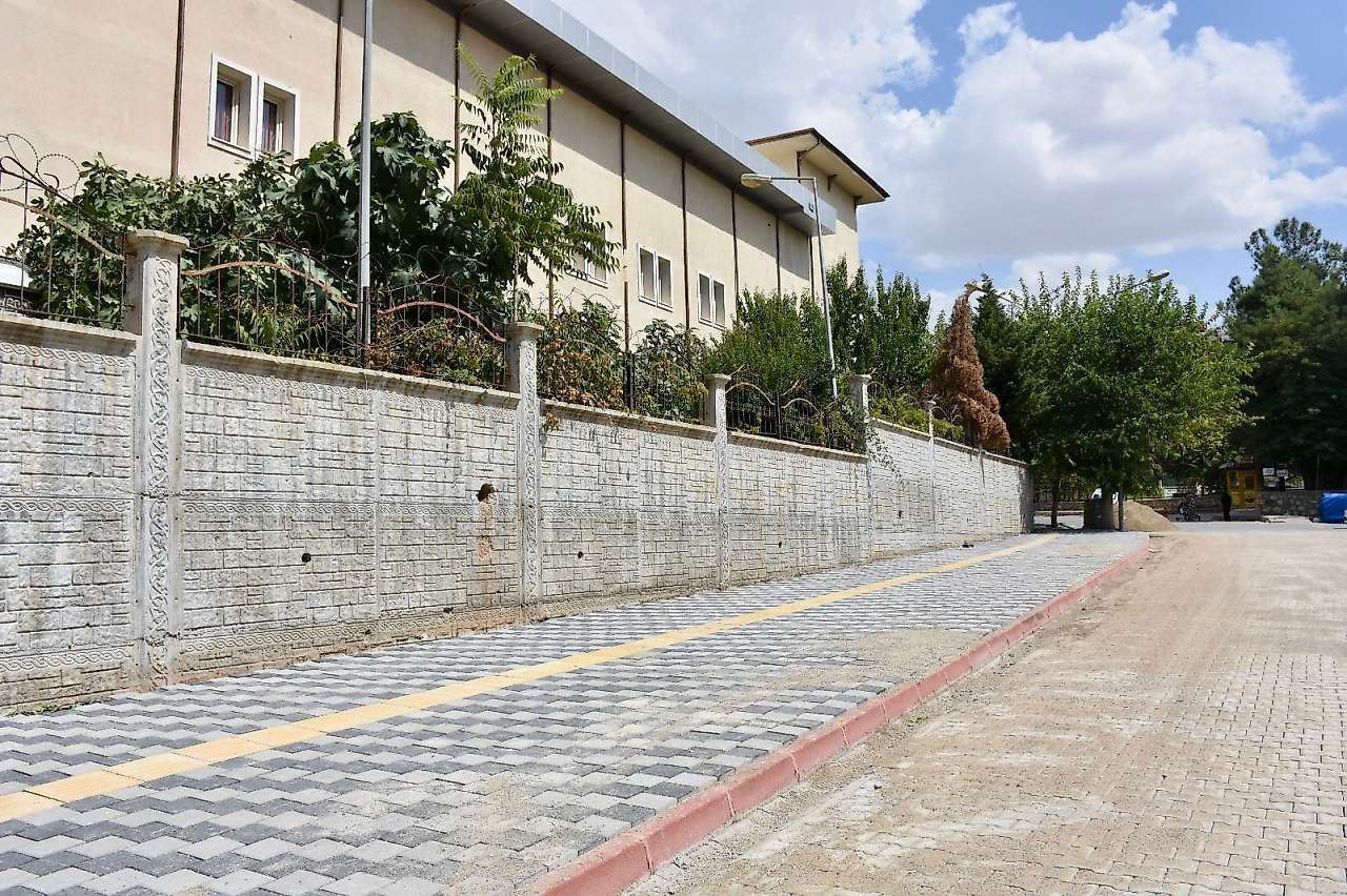 Siirt'te Abdullah Kuzu Caddesi'nde Kaldırım ve Parke Yenilendi