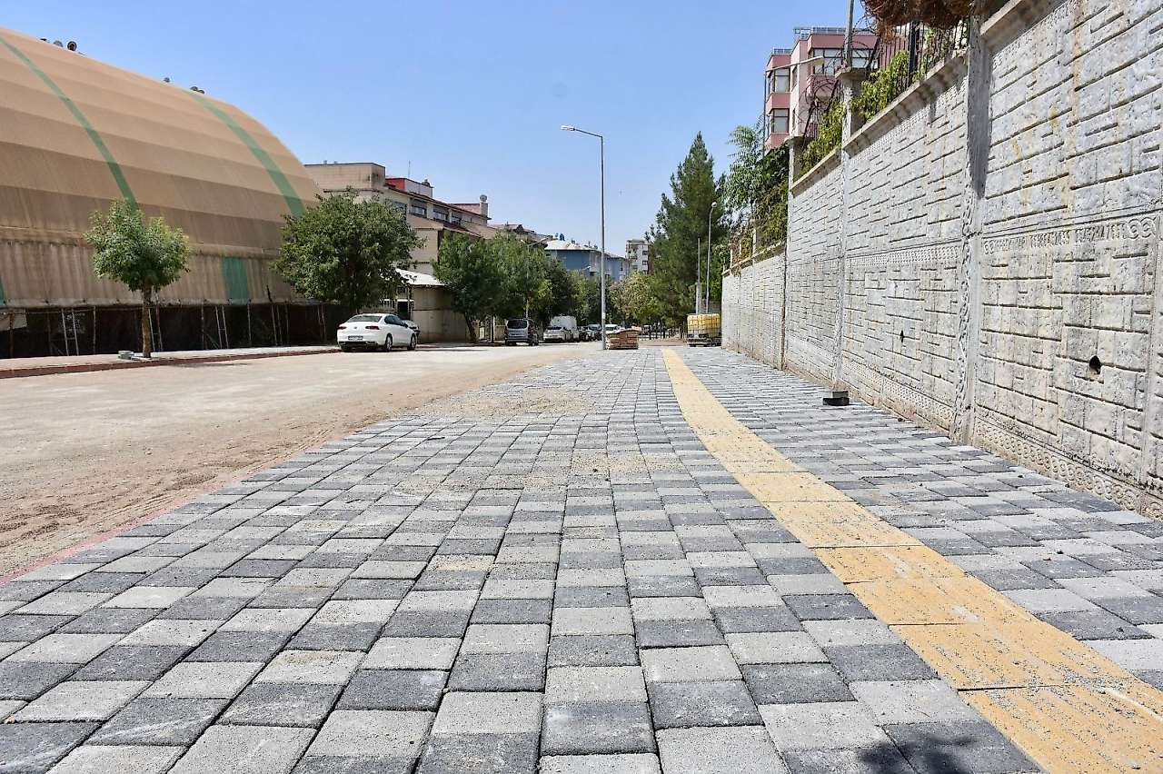 Siirt'te Abdullah Kuzu Caddesi'nde Kaldırım ve Parke Yenilendi