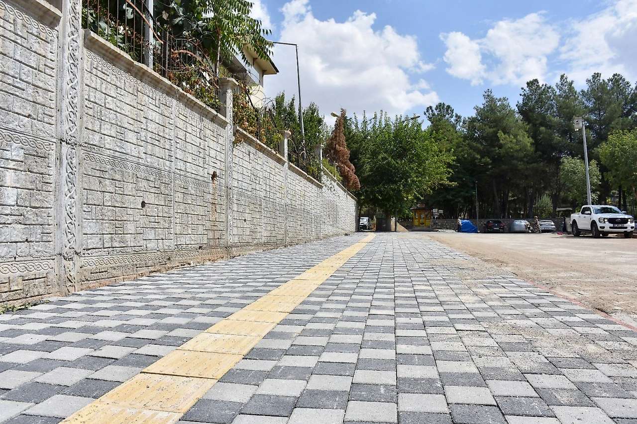 Siirt'te Abdullah Kuzu Caddesi'nde Kaldırım ve Parke Yenilendi