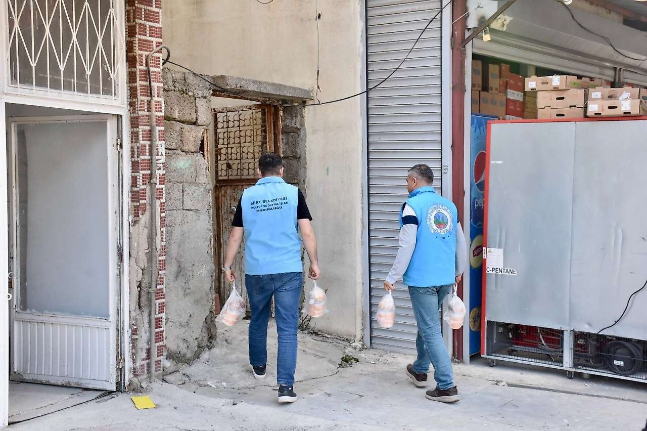 Siirt Belediyesi Her Gün 95 İhtiyaç Sahibine Sıcak Yemek Ulaştırıyor
