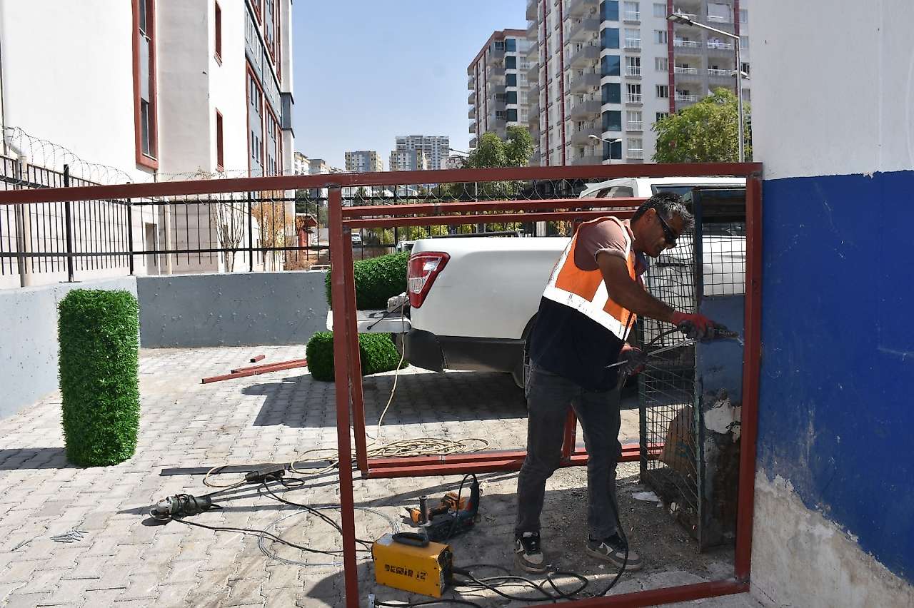 Siirt'te Çöp Konteynerleri Dekoratif Çitlerle Estetik Hale Getiriliyor
