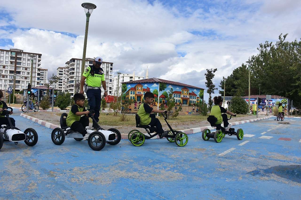 Siirt'te çocuklara trafik güvenliği eğitimi veriliyor
