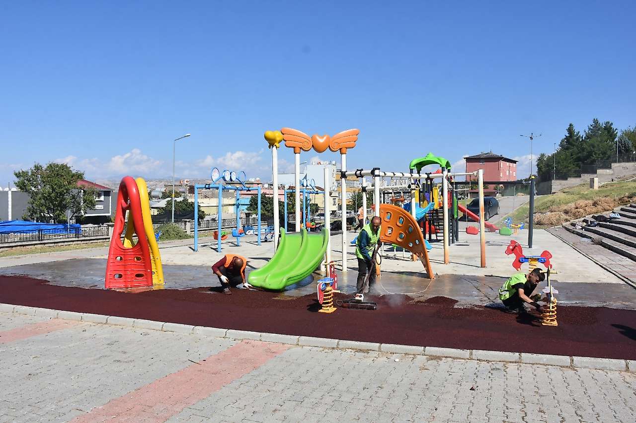 Siirt'te Park ve Yeşil Alanlarda Bakım Çalışmaları Sürüyor