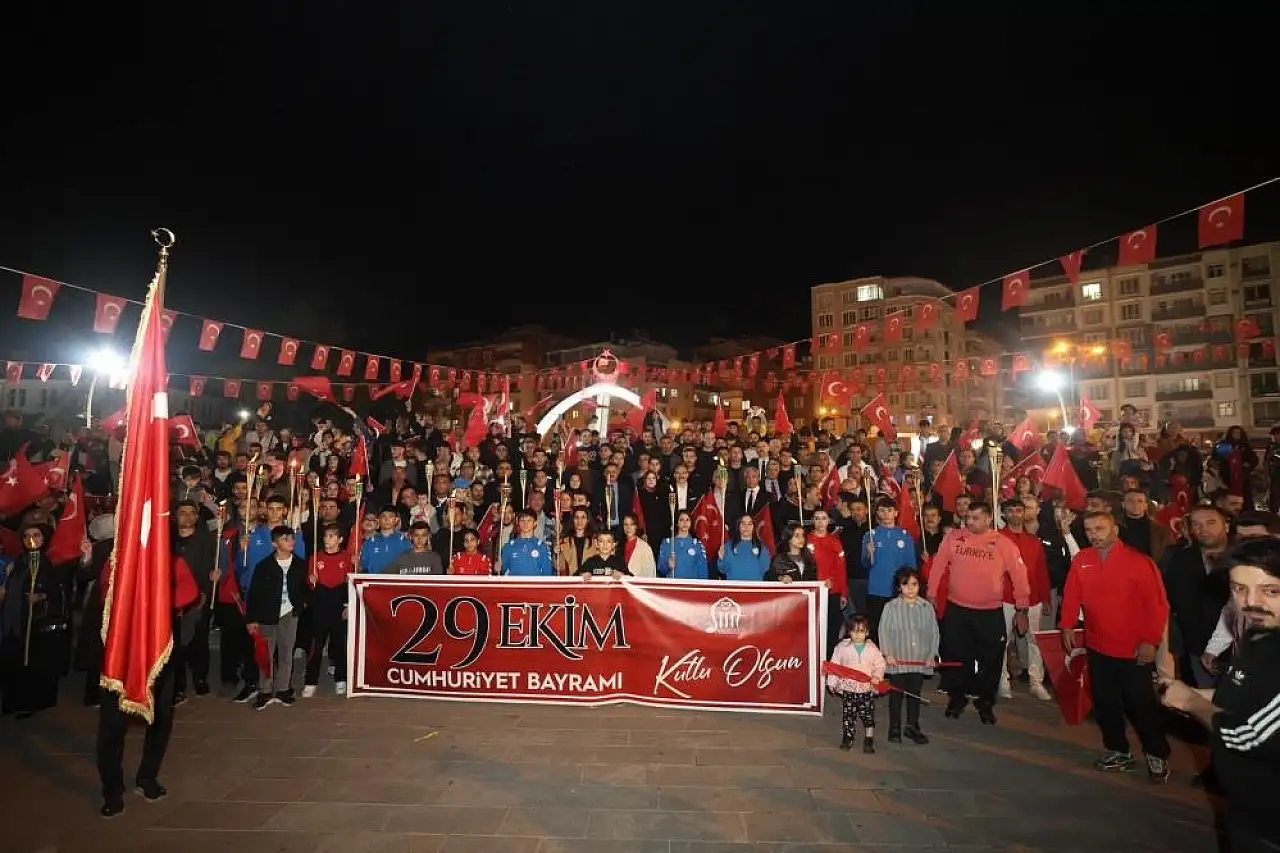 Cumhuriyet'in 102'nci Yılında Siirt Fener Alayıyla Aydınlandı