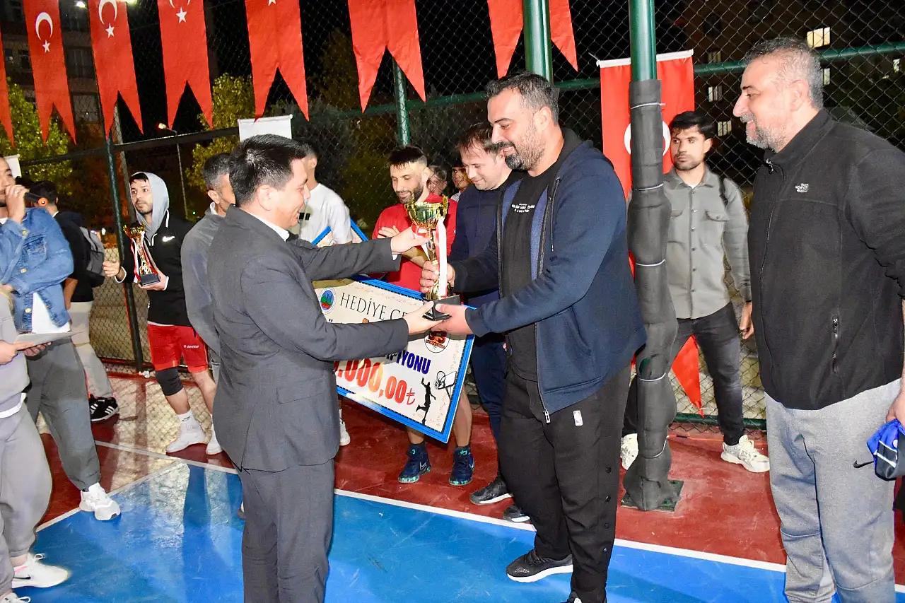 Siirt Belediyesi'nin 3x3 Sokak Basketbolu Turnuvası sona erdi: 39 takım kıyasıya mücadele etti!