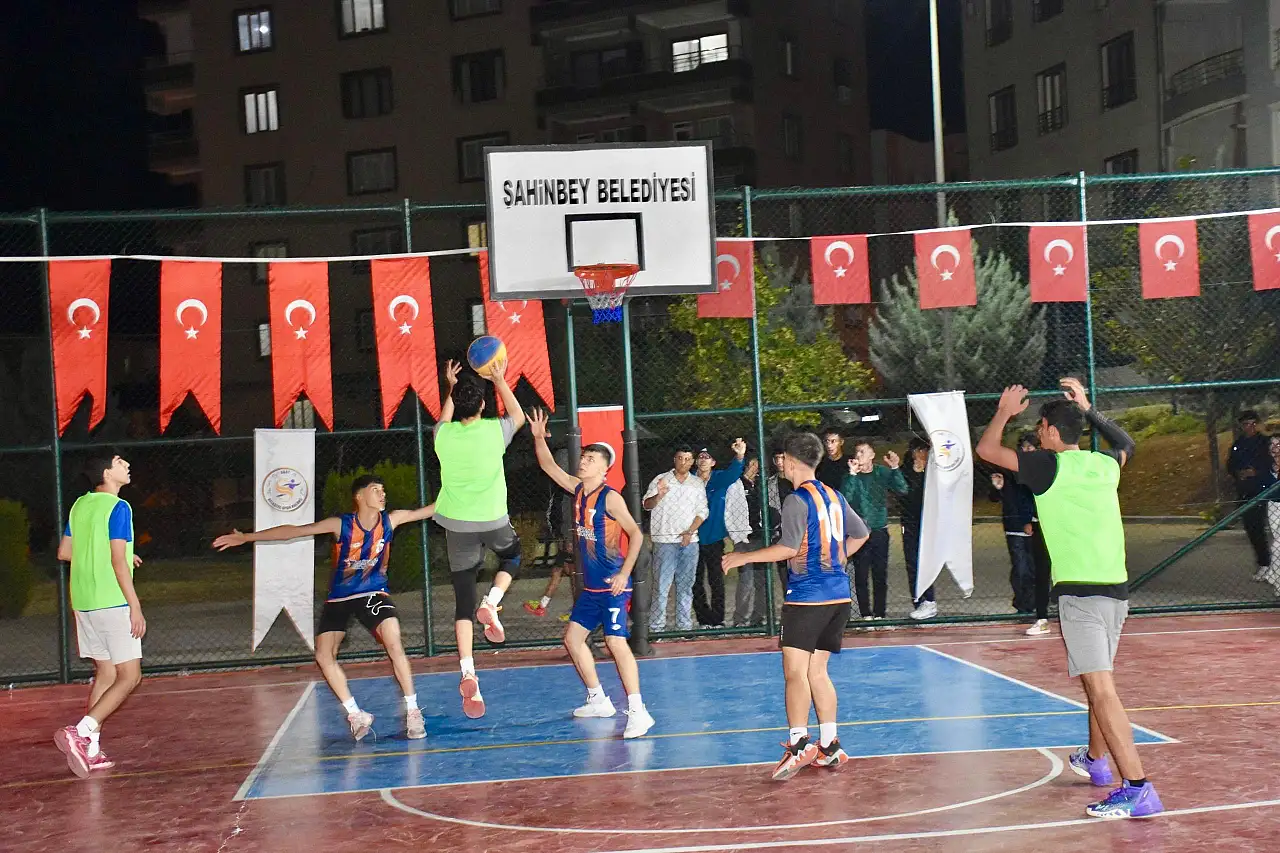 Siirt Belediyesi'nin 3x3 Sokak Basketbolu Turnuvası sona erdi: 39 takım kıyasıya mücadele etti!