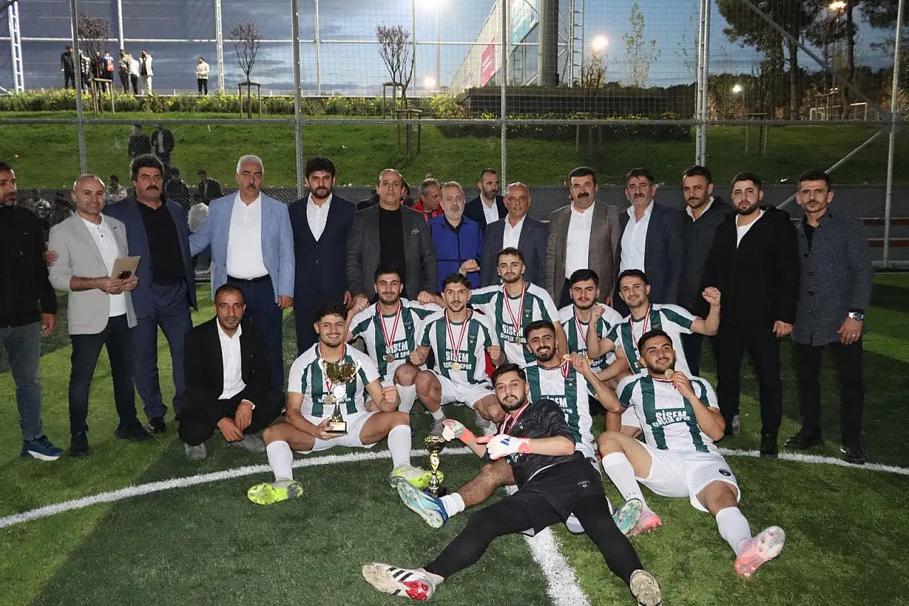 Siirtli Gençlerin Takımı İstanbul Ümraniye Futbol Turnuvasında Şampiyon Oldu