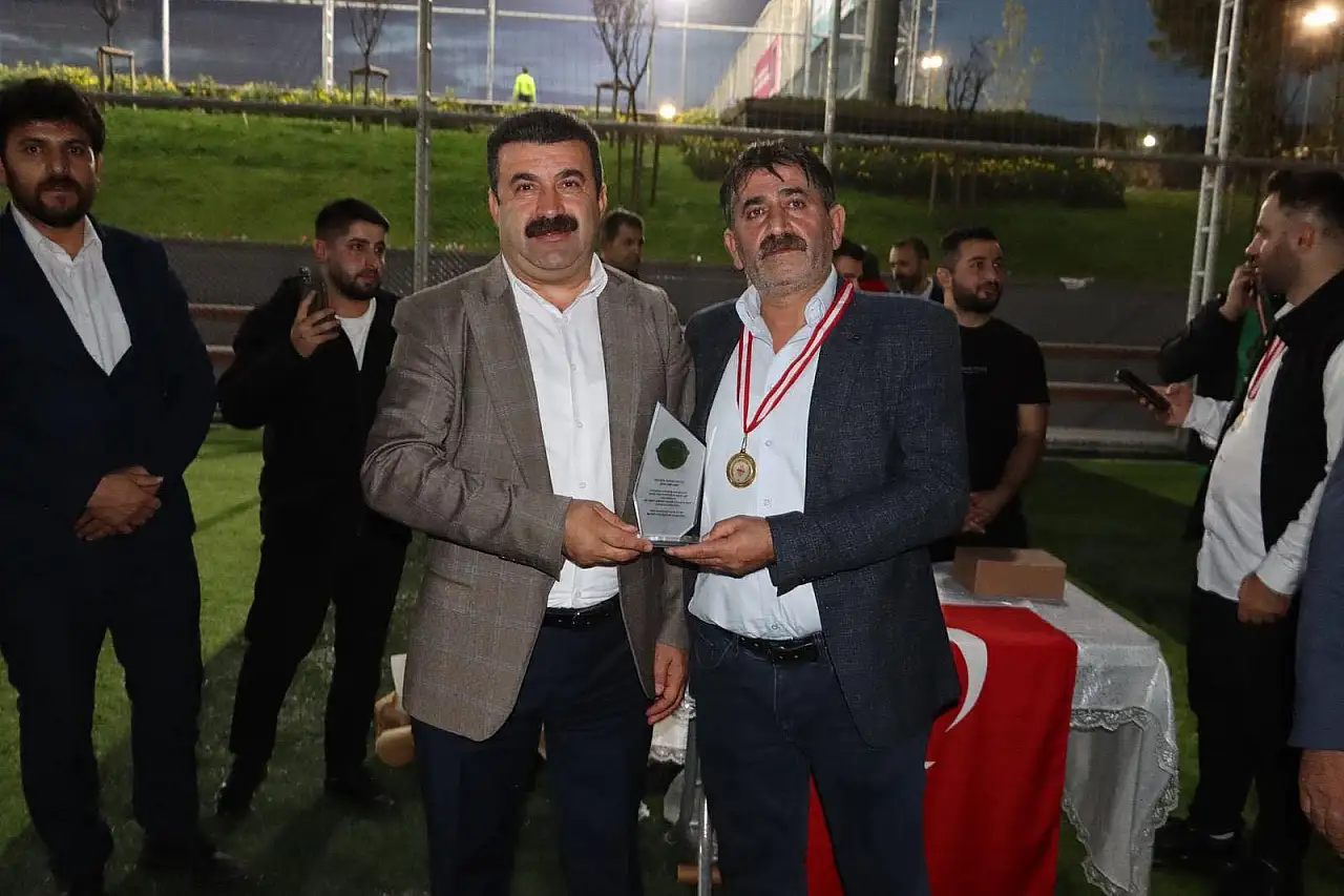 Siirtli Gençlerin Takımı İstanbul Ümraniye Futbol Turnuvasında Şampiyon Oldu