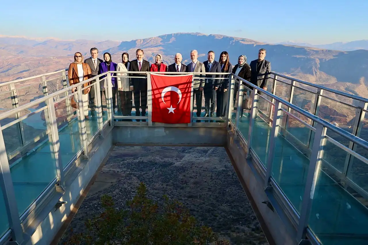 Siirt'te 26. Ulusal Çocuk Forumu Kapsamında Renkli Program: Bakan Yardımcısı Yenigün ve Protokol Çocuklarla Bir Araya Geldi