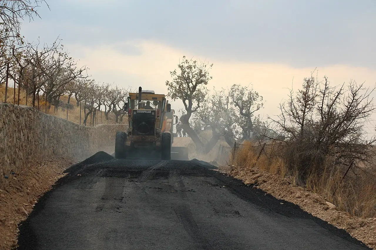 Siirt Tillo Kaymakamı Çanakcıoğlu, Ansuç Mezrası'ndaki Asfalt Çalışmalarını İnceledi