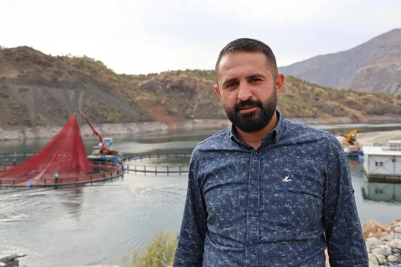 İŞLETME MÜDÜRÜ VOLKAN YILDIZHAN, ÇÜNGÜŞ İLÇESİNDE SOMON ÜRETİMİ YAPTIKLARINI SÖYLEDİ. (HASAN DEMİR - RIDVAN KILIÇ/DİYARBAKIR-İHA)