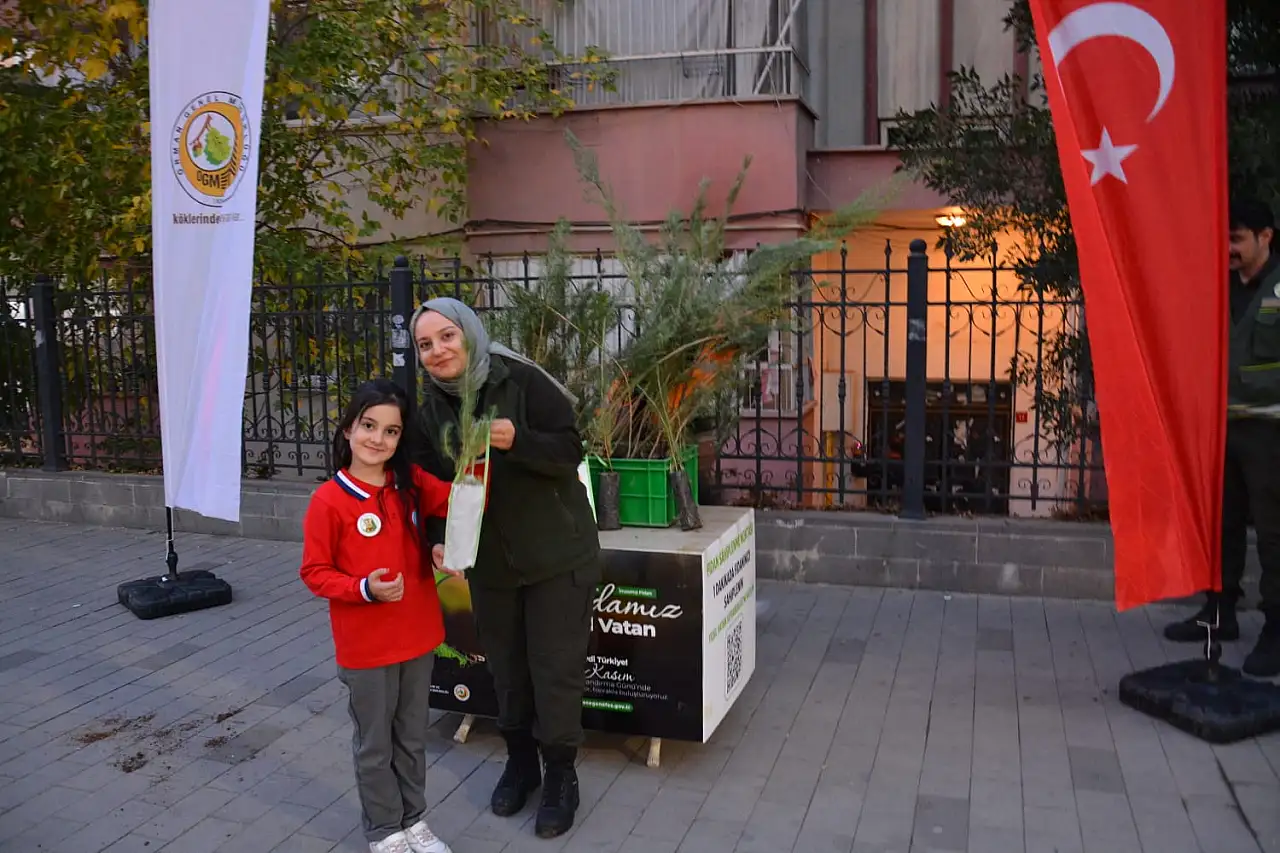 Siirt Orman İşletme Müdürlüğü'nden 'Yeşil Vatan' Seferberliği: Fidan Sahiplenme Noktası Kuruldu