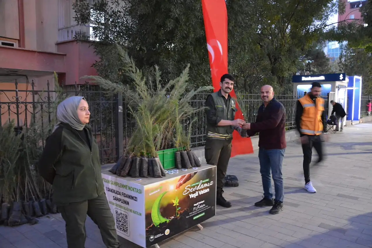 Siirt Orman İşletme Müdürlüğü'nden 'Yeşil Vatan' Seferberliği: Fidan Sahiplenme Noktası Kuruldu