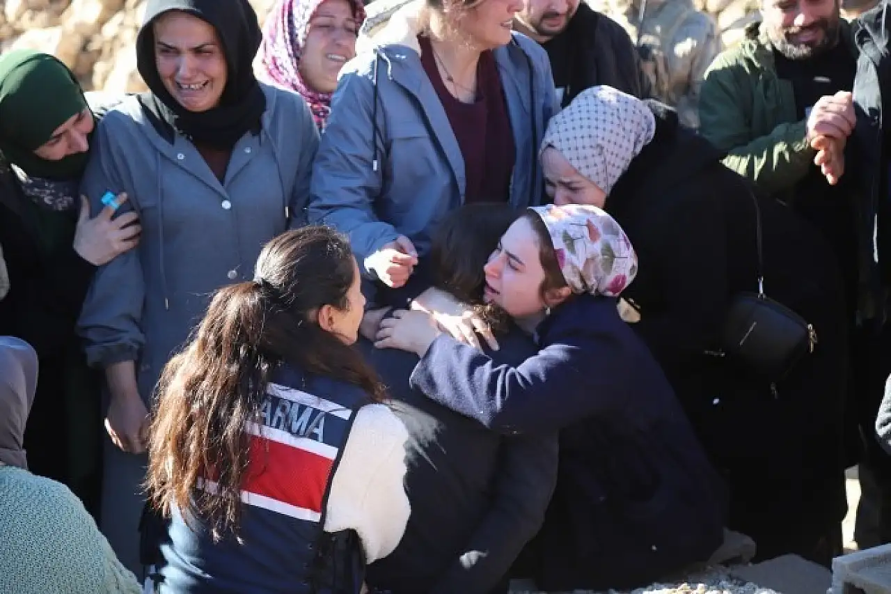 Komşu ilimizde tutuklu Rukiye Fidan, ailesinden kaybettiği 4 kişi için taziyeye götürüldü