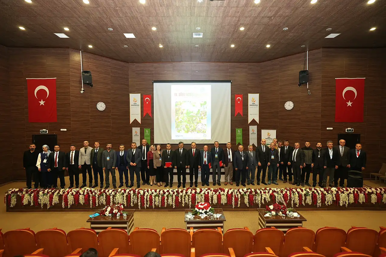 4. Siirt Fıstığı çalıştayında toplu poz veren katılımcılar