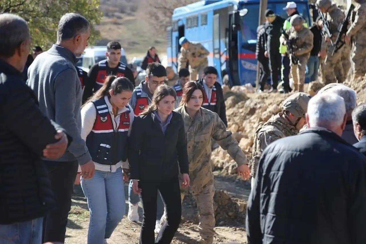 Komşu ilimizde tutuklu Rukiye Fidan, ailesinden kaybettiği 4 kişi için taziyeye götürüldü