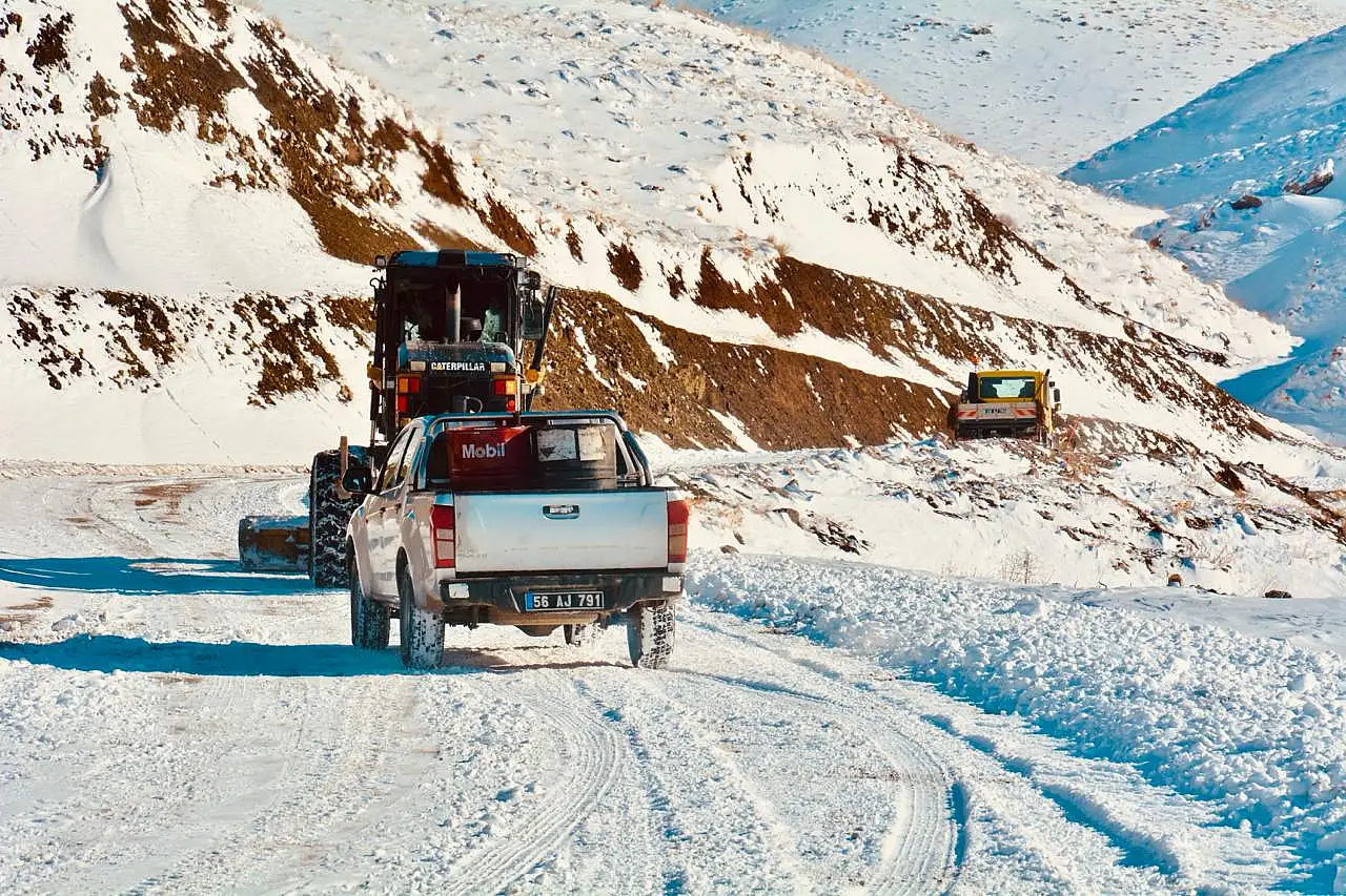 Siirt'te Kar Mesaisi: 10 Köyün Ulaşımını Sağlayan Yol Açılıyor