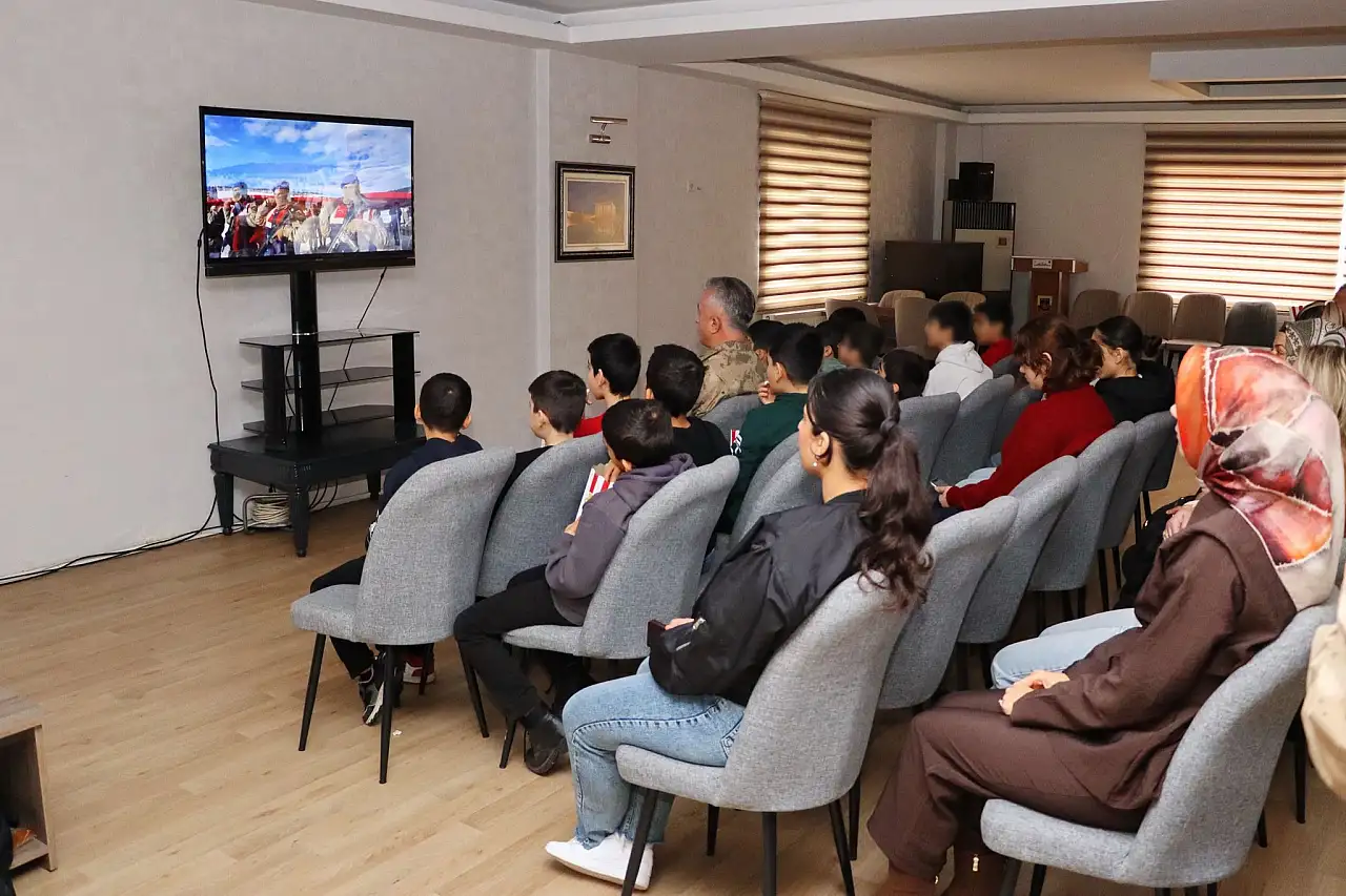 Siirt İl Jandarma Komutanı Özmen, çocuklarla kahvaltıda buluştu