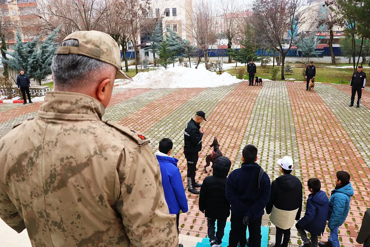 Siirt İl Jandarma Komutanı Özmen, çocuklarla kahvaltıda buluştu