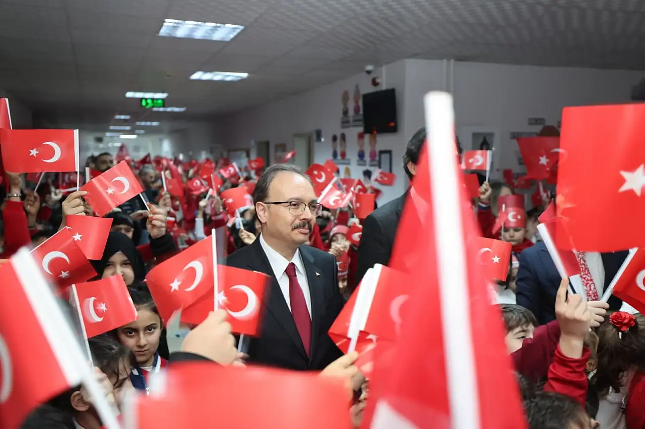 Siirt'te öğrenciler ikinci döneme bayrak sevgisiyle başladı