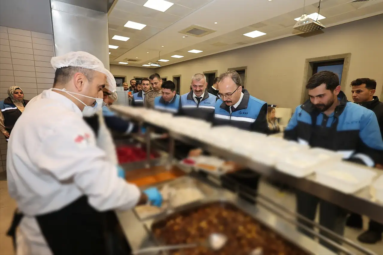 Siirt Valisi ve Belediye Başkan Vekili, madencilerle Ramazan sofrasında buluştu