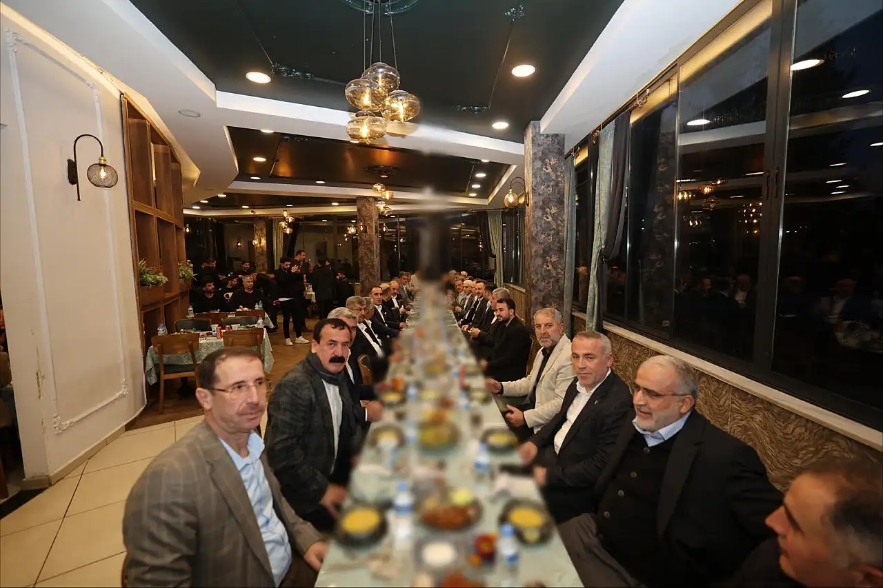 Siirt'te Birlik ve Beraberlik İftarı: Vali, Milletvekili ve Belediye Başkanları Aynı Sofrada