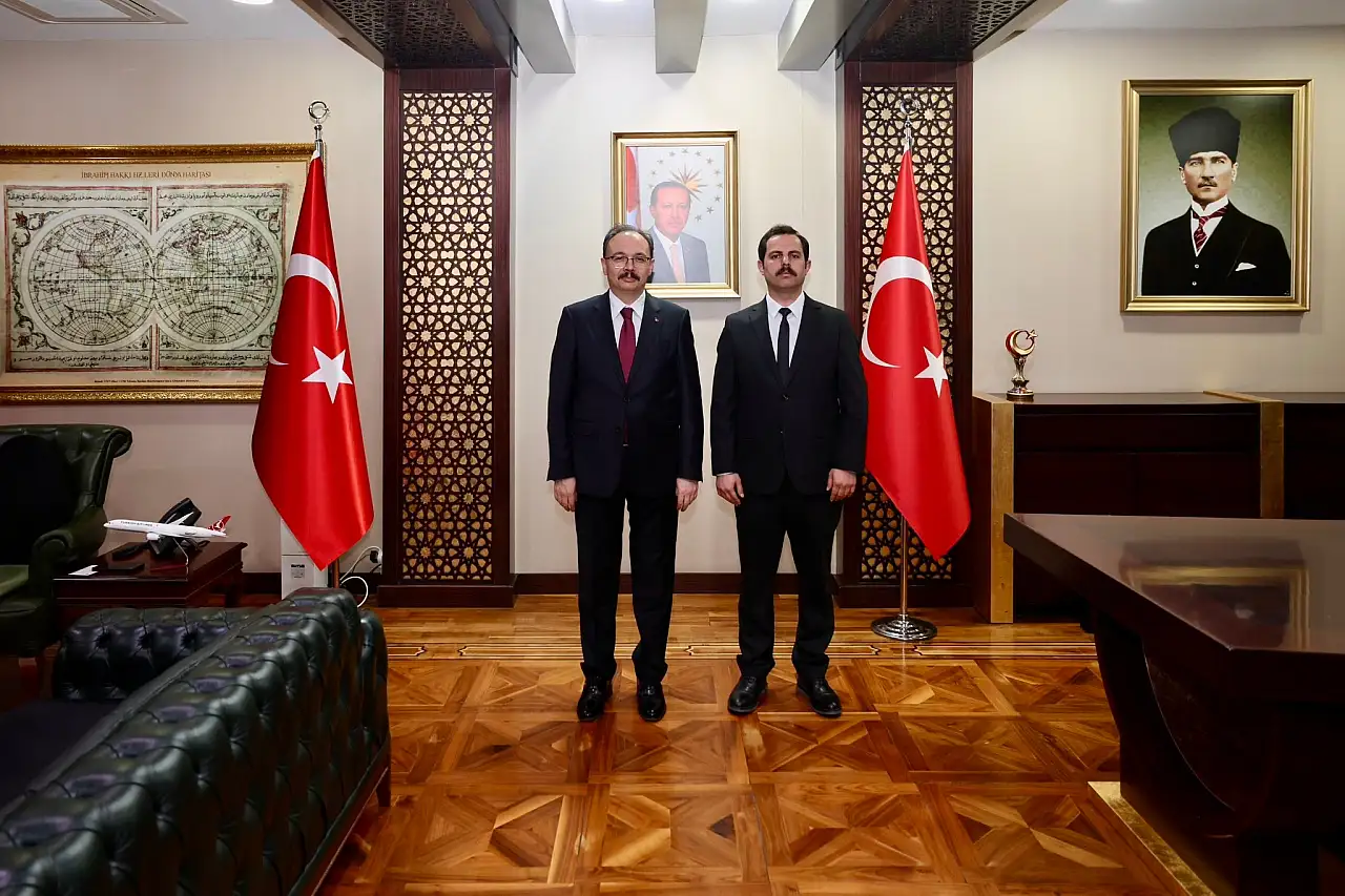 Siirt Valisi Dr. Kemal Kızılkaya(soldaki), Siirt Orman İşletme Müdürü Mustafa Göksu(sağdaki)