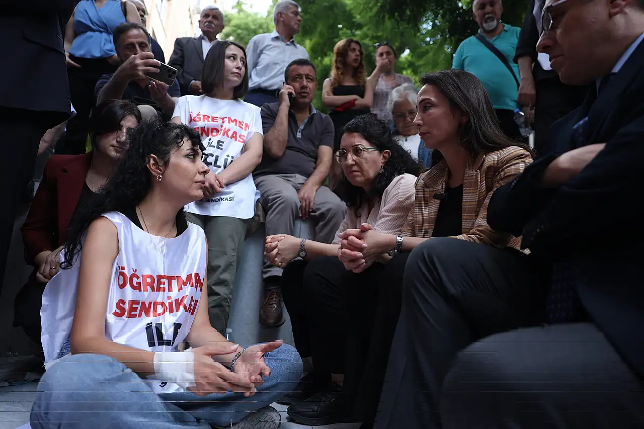 Siirt Milletvekili Sabahat Erdoğan Sarıtaş'tan Açlık Grevindeki Öğretmenlere Destek Ziyareti