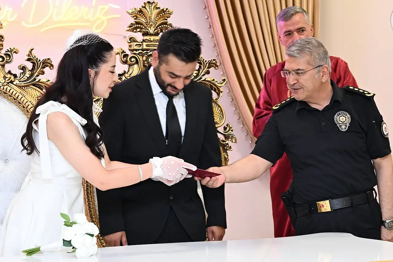 Siirt Emniyet Müdürü Özdemir, Polis Çiftin Nikâh Törenine Katıldı