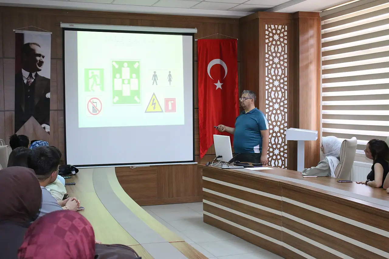 Siirt'te Stajyer Üniversite Öğrencilerine İş Sağlığı ve Güvenliği Eğitimi Verildi