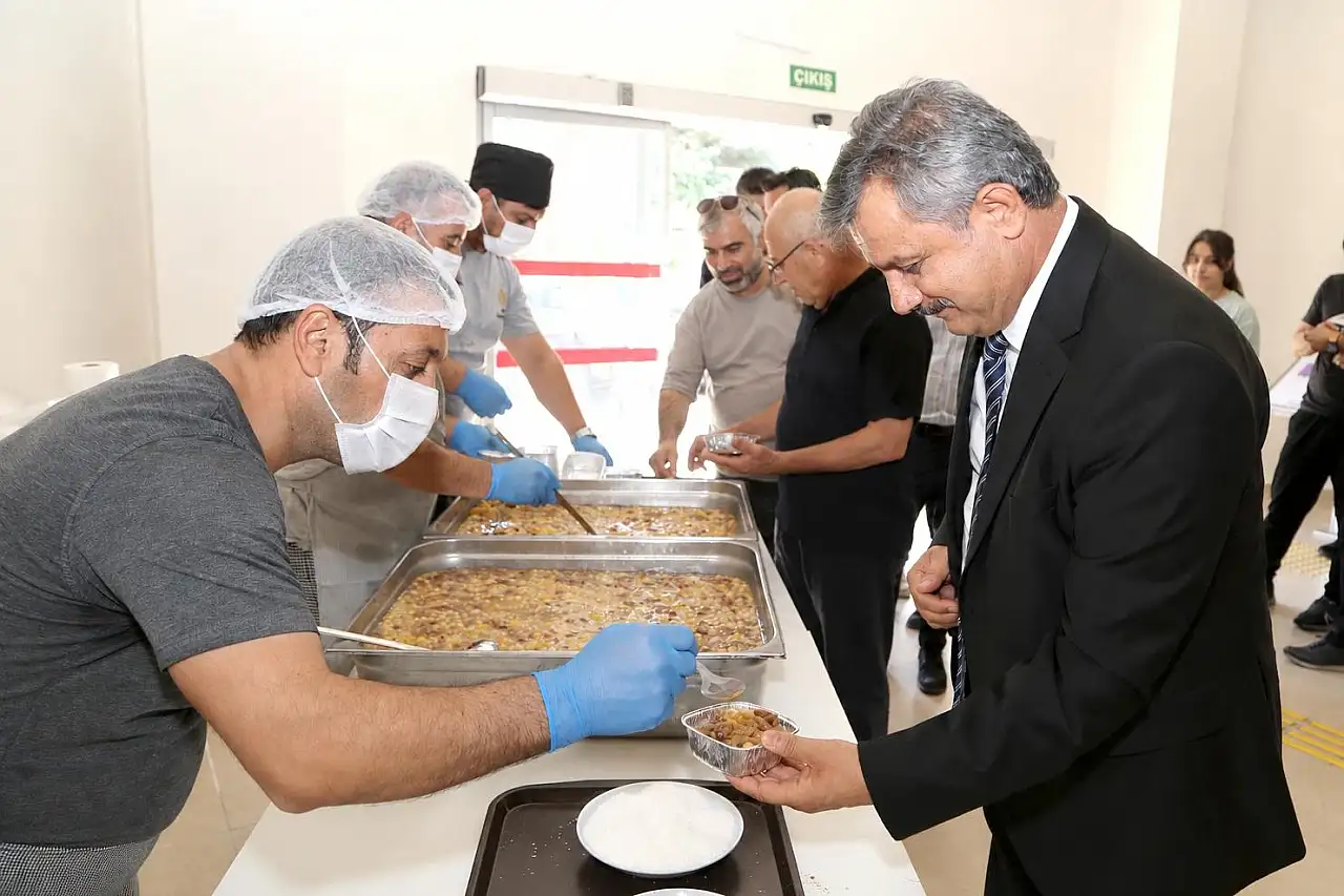 Siirt Üniversitesi'nde Paylaşma Kültürü Aşure Etkinliğiyle Yaşatıldı